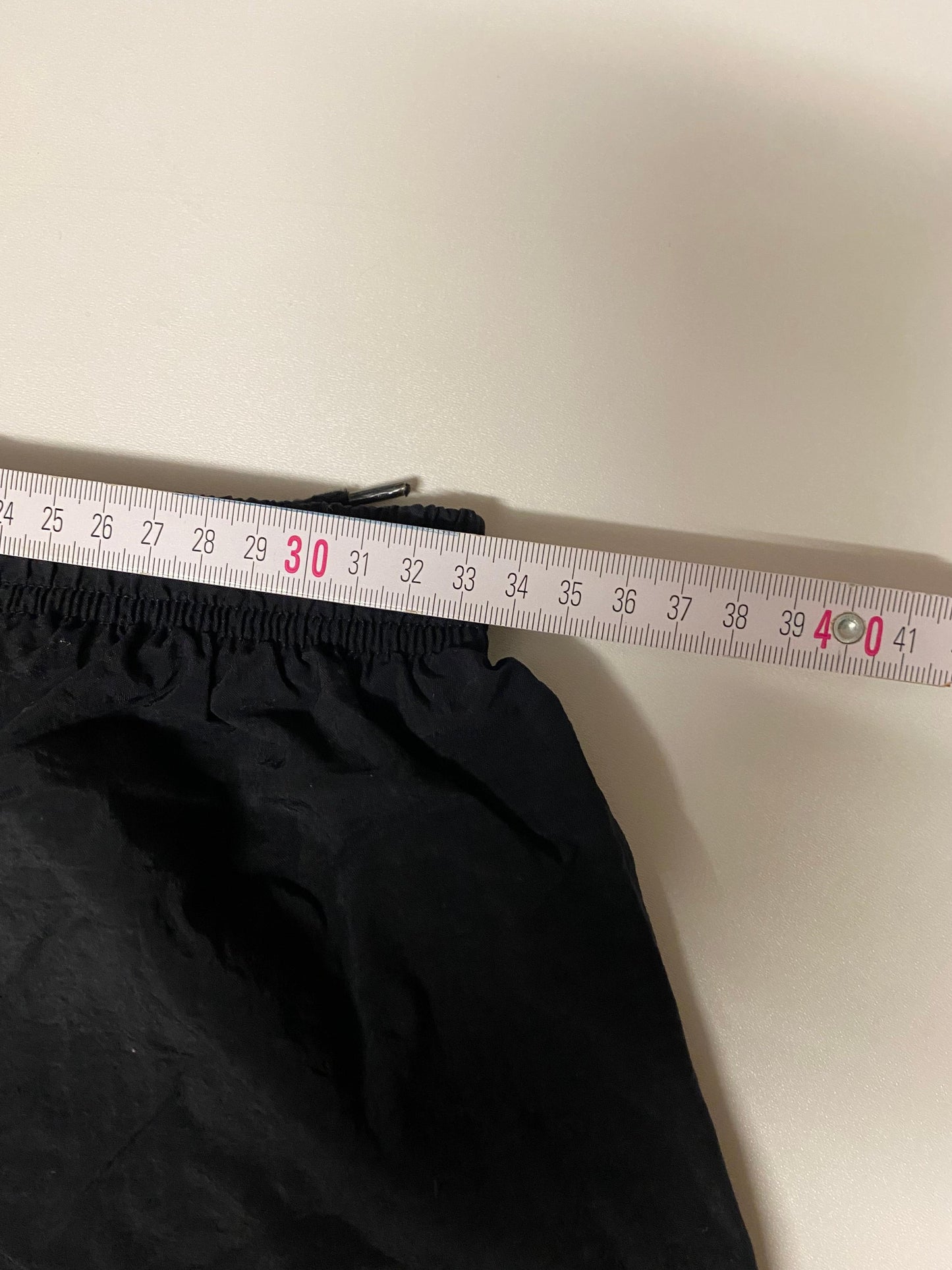 Entdecke unsere Vintage Track Pants von Nike und anderen Marken, erhältlich bei Valuxery.de - Dein Shop für trendige Vintage - Kleidung. Unsere Track Pants sind aus hochwertigen Materialien und