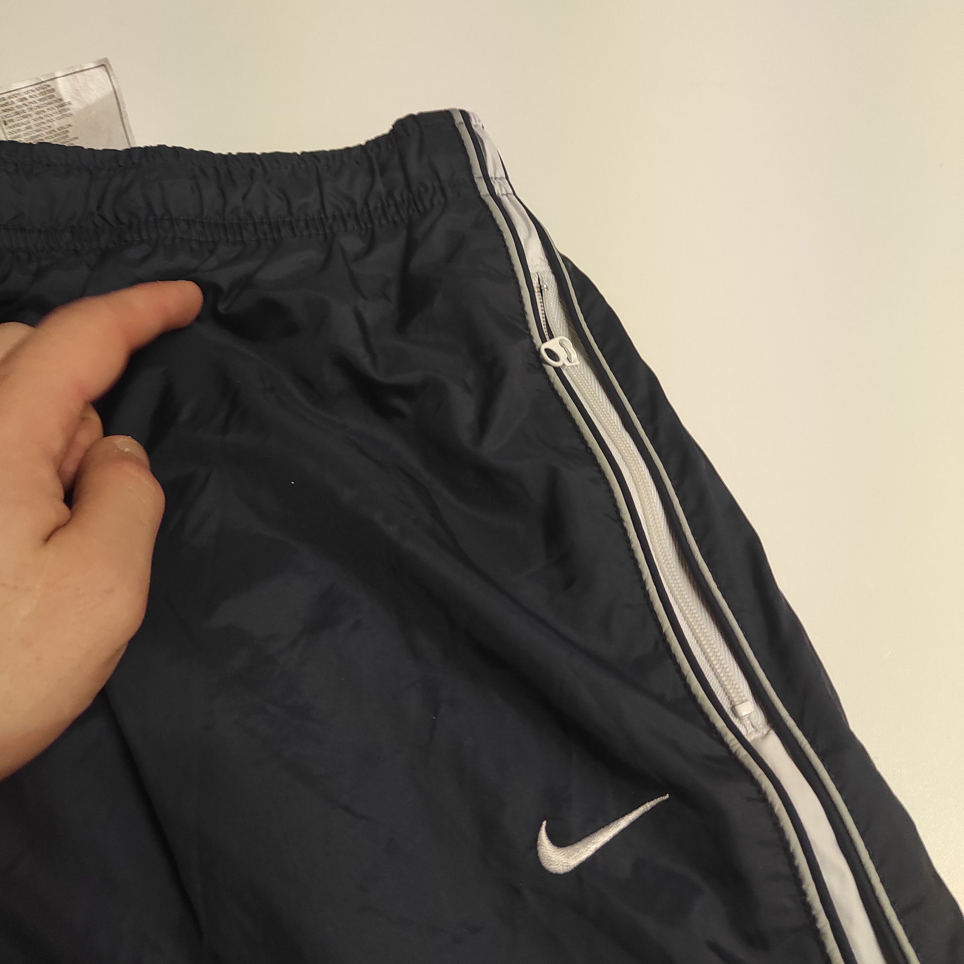 Entdecke unsere Vintage Track Pants von Nike und anderen Marken, erhältlich bei Valuxery.de - Dein Shop für trendige Vintage - Kleidung. Unsere Track Pants sind aus hochwertigen Materialien und