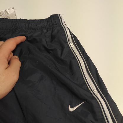 Entdecke unsere Vintage Track Pants von Nike und anderen Marken, erhältlich bei Valuxery.de - Dein Shop für trendige Vintage - Kleidung. Unsere Track Pants sind aus hochwertigen Materialien und