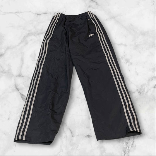 Entdecke unsere Vintage Track Pants von Nike und anderen Marken, erhältlich bei Valuxery.de - Dein Shop für trendige Vintage - Kleidung. Unsere Track Pants sind aus hochwertigen Materialien und
