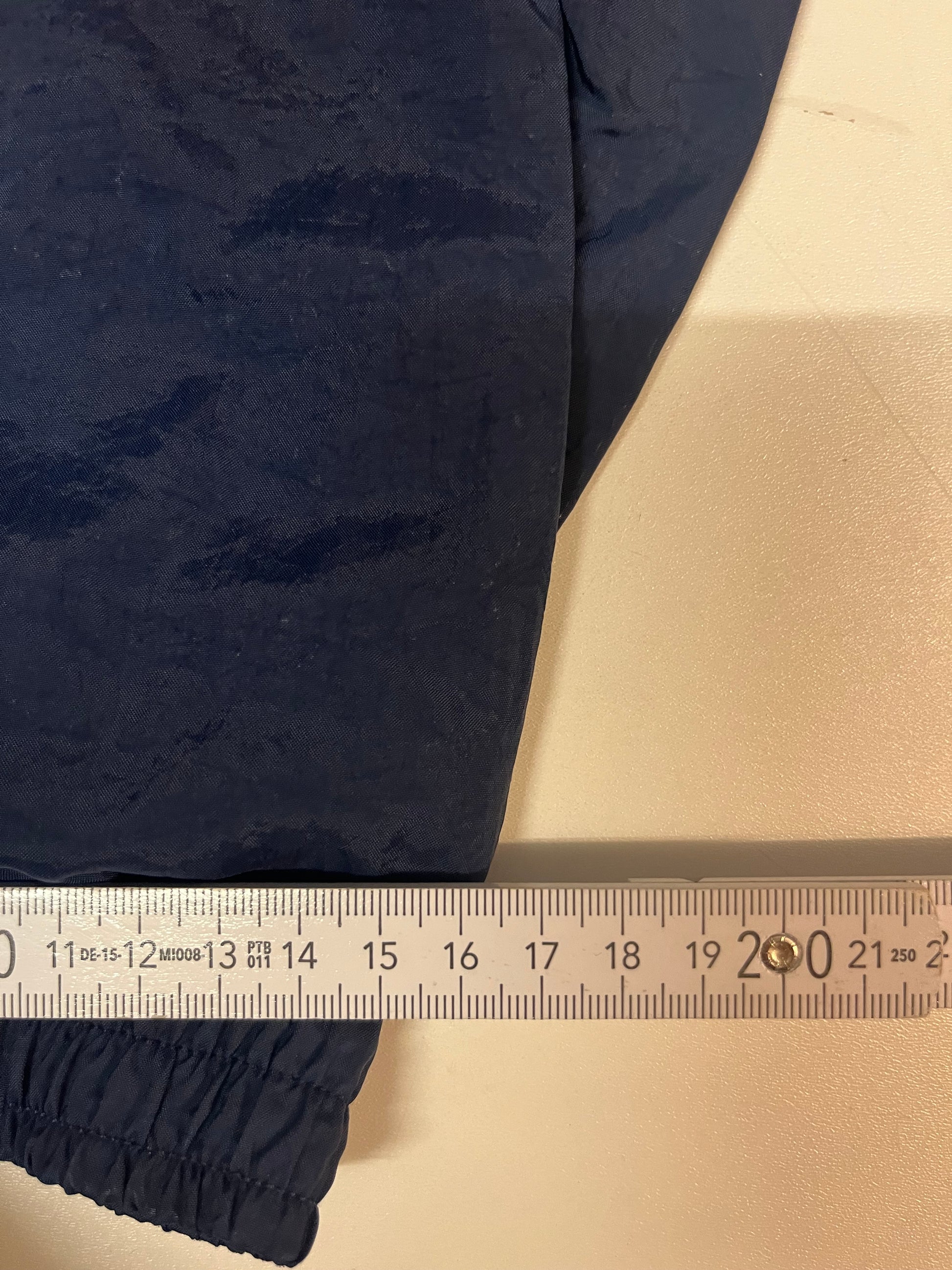 Entdecke unsere Vintage Track Pants von Nike und anderen Marken, erhältlich bei Valuxery.de - Dein Shop für trendige Vintage - Kleidung. Unsere Track Pants sind aus hochwertigen Materialien und