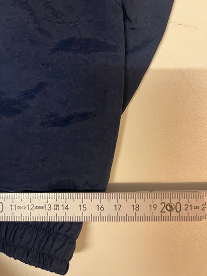 Entdecke unsere Vintage Track Pants von Nike und anderen Marken, erhältlich bei Valuxery.de - Dein Shop für trendige Vintage - Kleidung. Unsere Track Pants sind aus hochwertigen Materialien und
