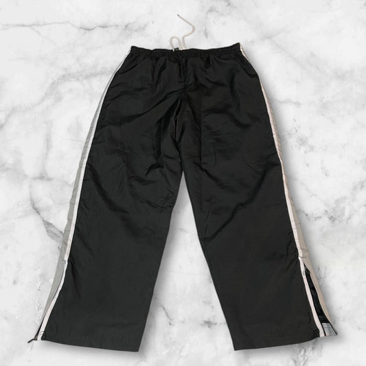 Entdecke unsere Vintage Track Pants von Nike und anderen Marken, erhältlich bei Valuxery.de - Dein Shop für trendige Vintage - Kleidung. Unsere Track Pants sind aus hochwertigen Materialien und