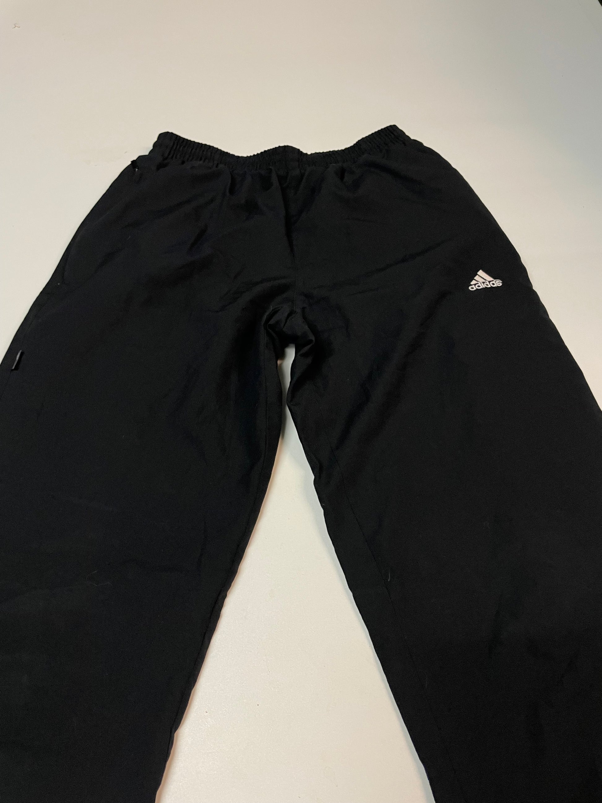 Entdecke unsere Vintage Track Pants von Nike und anderen Marken, erhältlich bei Valuxery.de - Dein Shop für trendige Vintage - Kleidung. Unsere Track Pants sind aus hochwertigen Materialien und