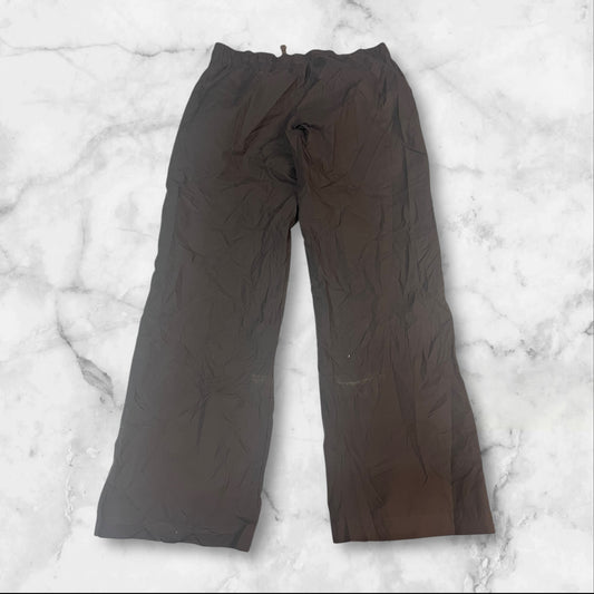 Entdecke unsere Vintage Track Pants von Nike und anderen Marken, erhältlich bei Valuxery.de - Dein Shop für trendige Vintage - Kleidung. Unsere Track Pants sind aus hochwertigen Materialien und