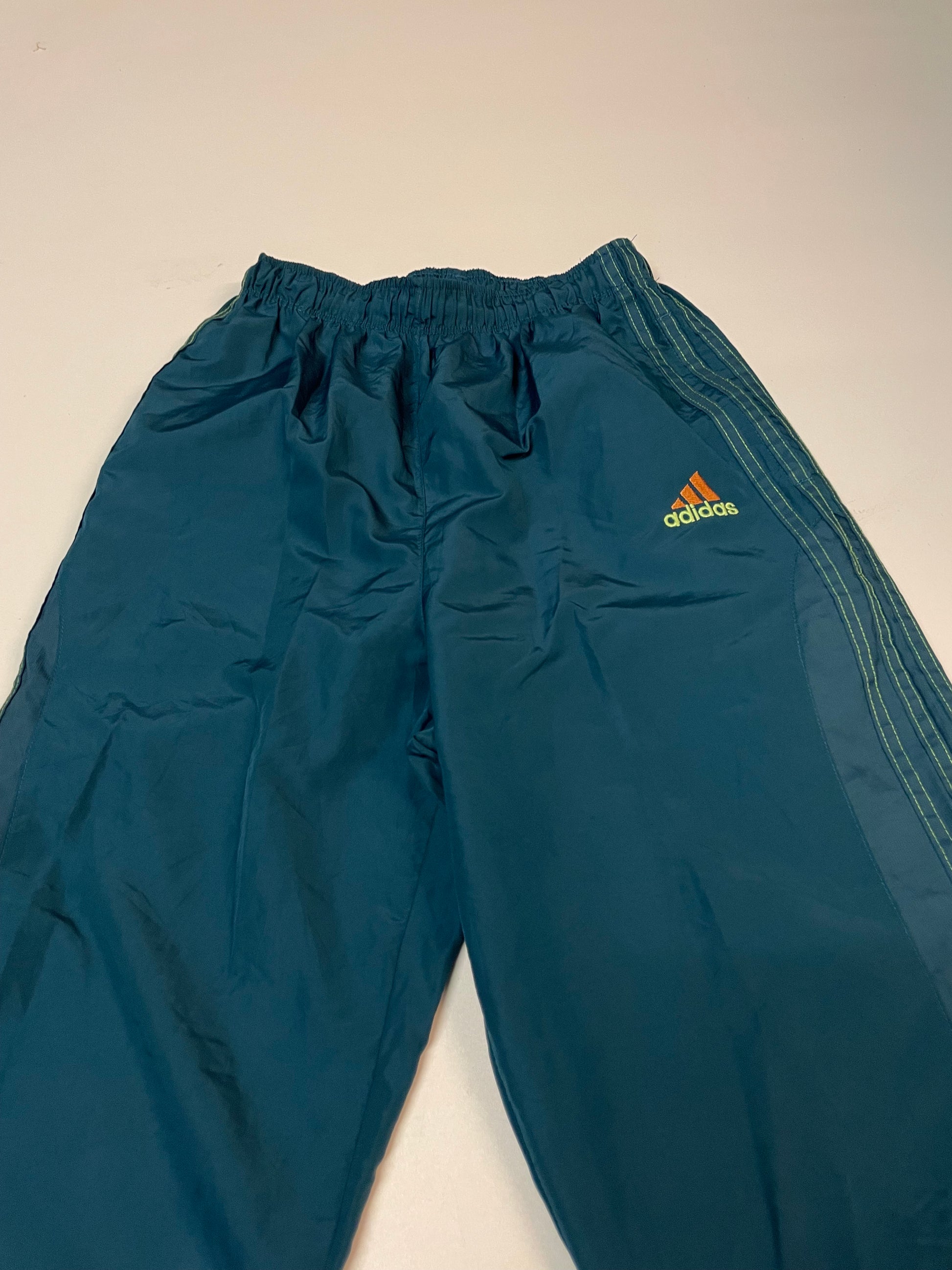 Entdecke unsere Vintage Track Pants von Nike und anderen Marken, erhältlich bei Valuxery.de - Dein Shop für trendige Vintage - Kleidung. Unsere Track Pants sind aus hochwertigen Materialien und