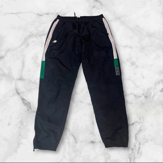 Entdecke unsere Vintage Track Pants von Nike und anderen Marken, erhältlich bei Valuxery.de - Dein Shop für trendige Vintage - Kleidung. Unsere Track Pants sind aus hochwertigen Materialien und