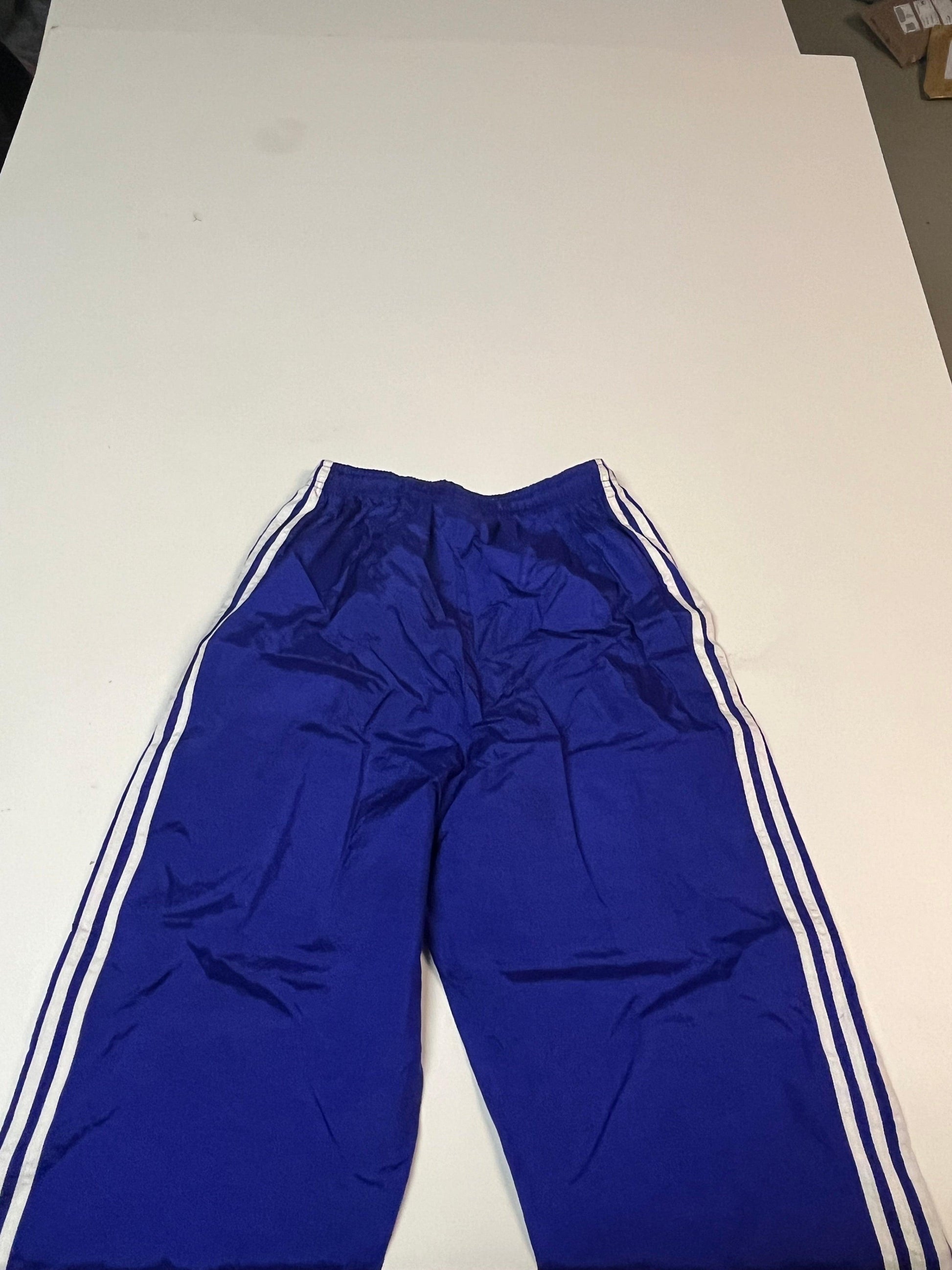 Entdecke unsere Vintage Track Pants von Nike und anderen Marken, erhältlich bei Valuxery.de - Dein Shop für trendige Vintage - Kleidung. Unsere Track Pants sind aus hochwertigen Materialien und