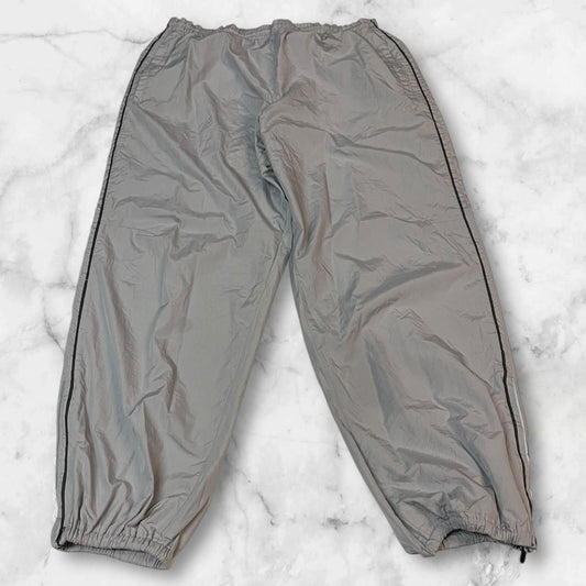 Entdecke unsere Vintage Track Pants von Nike und anderen Marken, erhältlich bei Valuxery.de - Dein Shop für trendige Vintage - Kleidung. Unsere Track Pants sind aus hochwertigen Materialien und