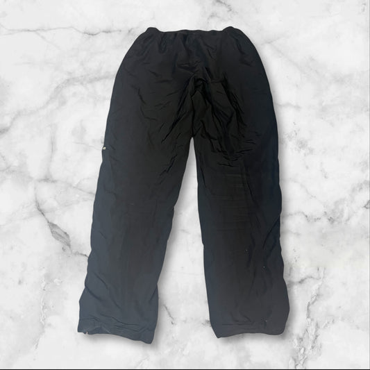 Entdecke unsere Vintage Track Pants von Nike und anderen Marken, erhältlich bei Valuxery.de - Dein Shop für trendige Vintage - Kleidung. Unsere Track Pants sind aus hochwertigen Materialien und