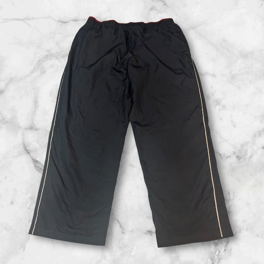 Entdecke unsere Vintage Track Pants von Nike und anderen Marken, erhältlich bei Valuxery.de - Dein Shop für trendige Vintage - Kleidung. Unsere Track Pants sind aus hochwertigen Materialien und