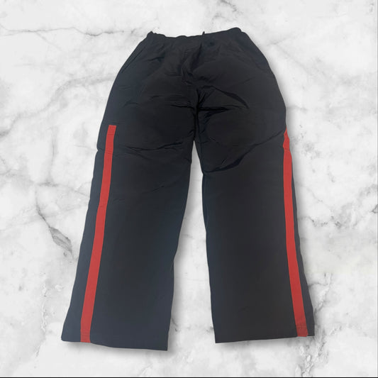 Entdecke unsere Vintage Track Pants von Nike und anderen Marken, erhältlich bei Valuxery.de - Dein Shop für trendige Vintage - Kleidung. Unsere Track Pants sind aus hochwertigen Materialien und