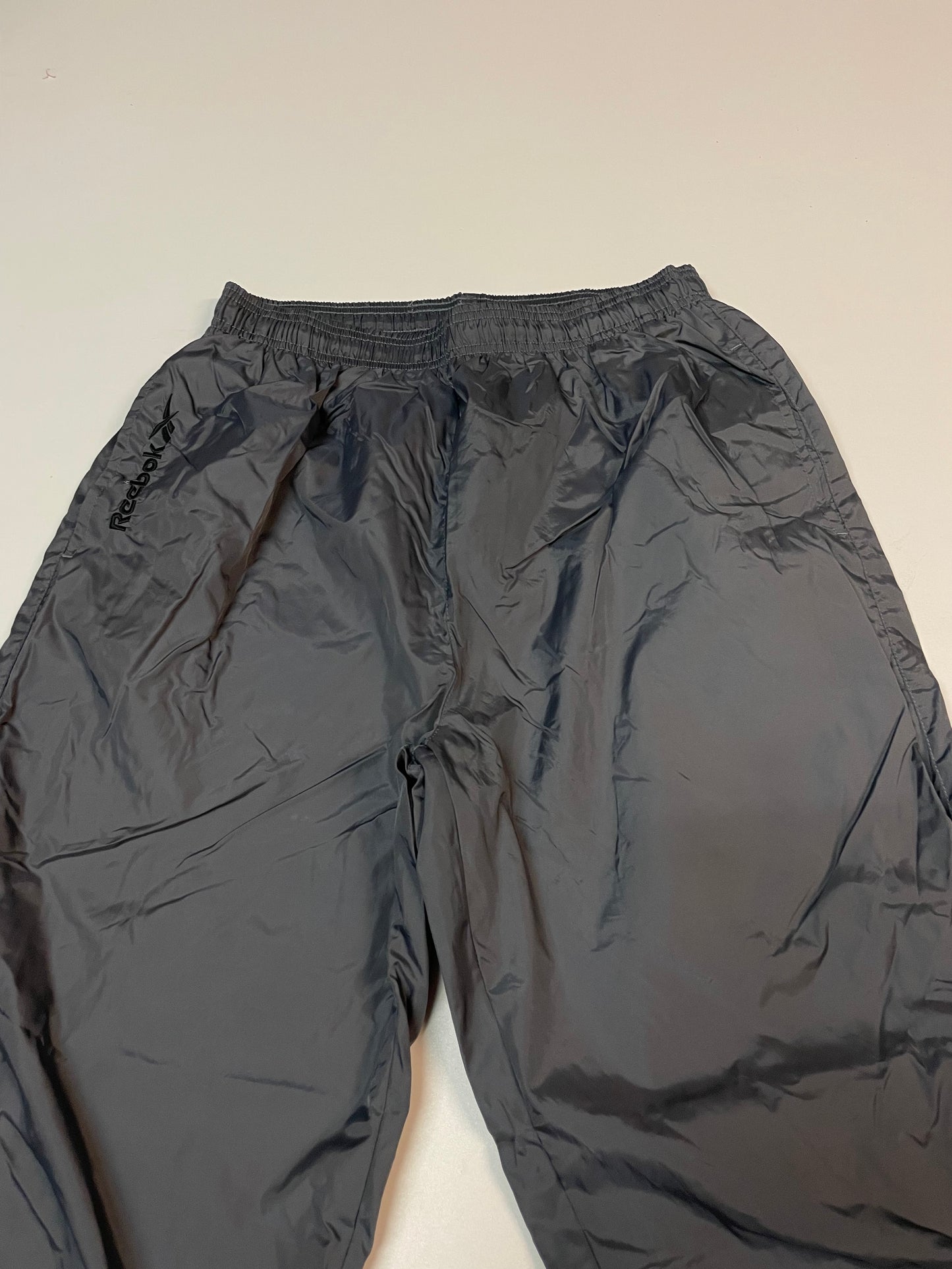 Entdecke unsere Vintage Track Pants von Nike und anderen Marken, erhältlich bei Valuxery.de - Dein Shop für trendige Vintage - Kleidung. Unsere Track Pants sind aus hochwertigen Materialien und
