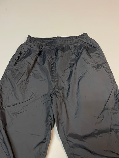 Entdecke unsere Vintage Track Pants von Nike und anderen Marken, erhältlich bei Valuxery.de - Dein Shop für trendige Vintage - Kleidung. Unsere Track Pants sind aus hochwertigen Materialien und
