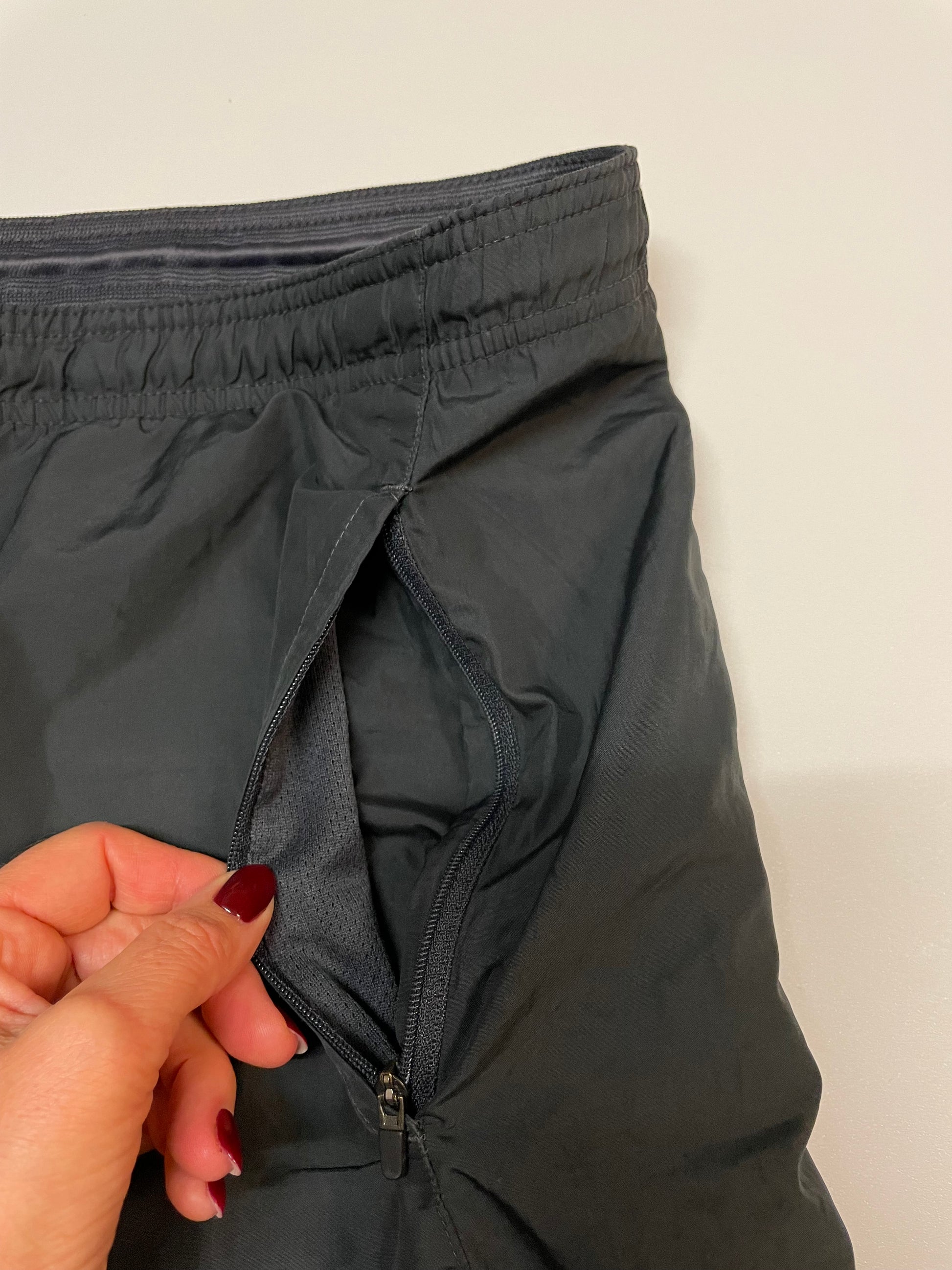 Entdecke unsere Vintage Track Pants von Nike und anderen Marken, erhältlich bei Valuxery.de - Dein Shop für trendige Vintage - Kleidung. Unsere Track Pants sind aus hochwertigen Materialien und