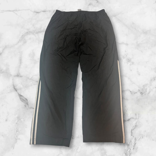 Entdecke unsere Vintage Track Pants von Nike und anderen Marken, erhältlich bei Valuxery.de - Dein Shop für trendige Vintage - Kleidung. Unsere Track Pants sind aus hochwertigen Materialien und