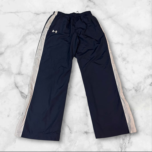 Entdecke unsere Vintage Track Pants von Nike und anderen Marken, erhältlich bei Valuxery.de - Dein Shop für trendige Vintage - Kleidung. Unsere Track Pants sind aus hochwertigen Materialien und