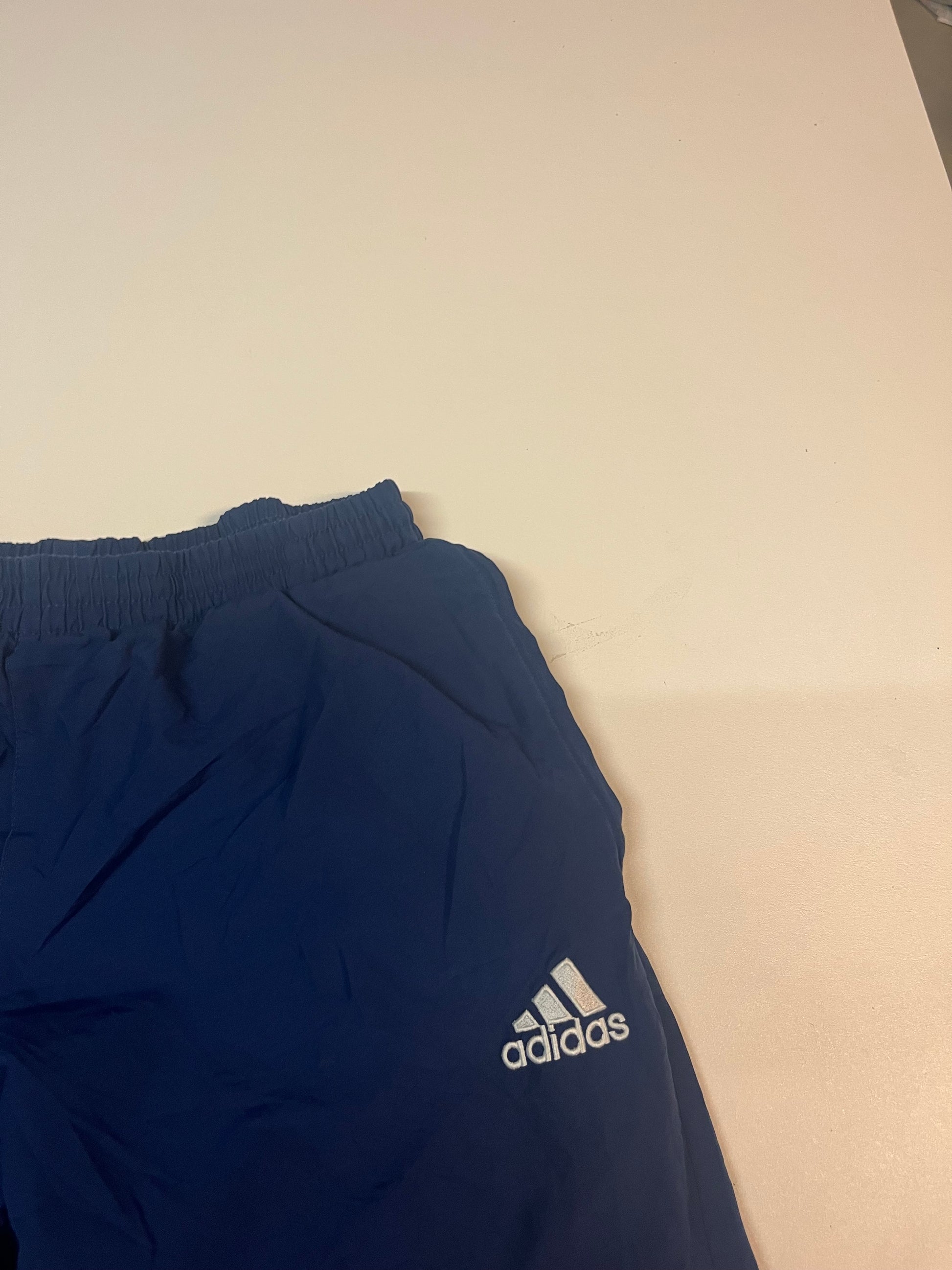 Entdecke unsere Vintage Track Pants von Nike und anderen Marken, erhältlich bei Valuxery.de - Dein Shop für trendige Vintage - Kleidung. Unsere Track Pants sind aus hochwertigen Materialien und