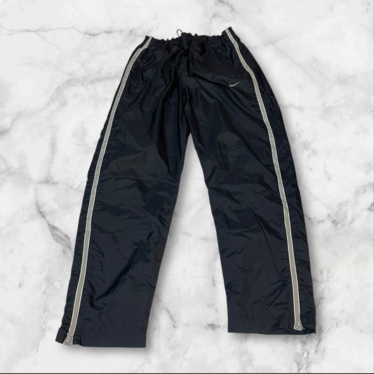 Entdecke unsere Vintage Track Pants von Nike und anderen Marken, erhältlich bei Valuxery.de - Dein Shop für trendige Vintage - Kleidung. Unsere Track Pants sind aus hochwertigen Materialien und