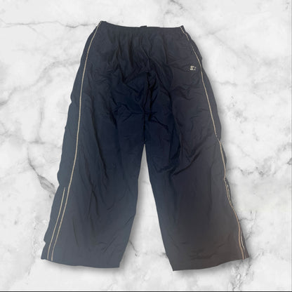 Entdecke unsere Vintage Track Pants von Nike und anderen Marken, erhältlich bei Valuxery.de - Dein Shop für trendige Vintage - Kleidung. Unsere Track Pants sind aus hochwertigen Materialien und