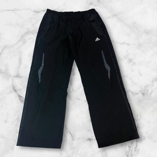 Entdecke unsere Vintage Track Pants von Nike und anderen Marken, erhältlich bei Valuxery.de - Dein Shop für trendige Vintage - Kleidung. Unsere Track Pants sind aus hochwertigen Materialien und