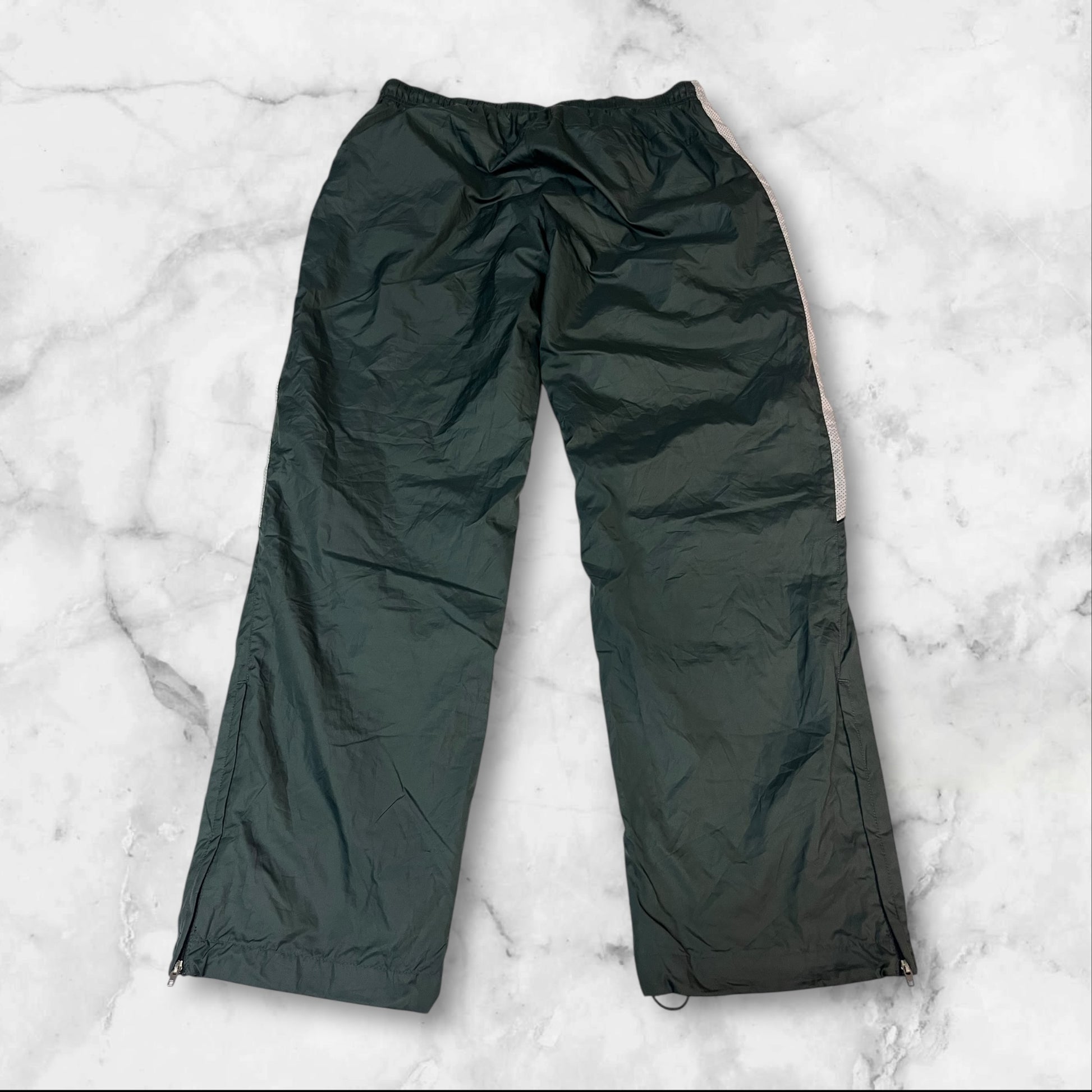 Entdecke unsere Vintage Track Pants von Nike und anderen Marken, erhältlich bei Valuxery.de - Dein Shop für trendige Vintage - Kleidung. Unsere Track Pants sind aus hochwertigen Materialien und