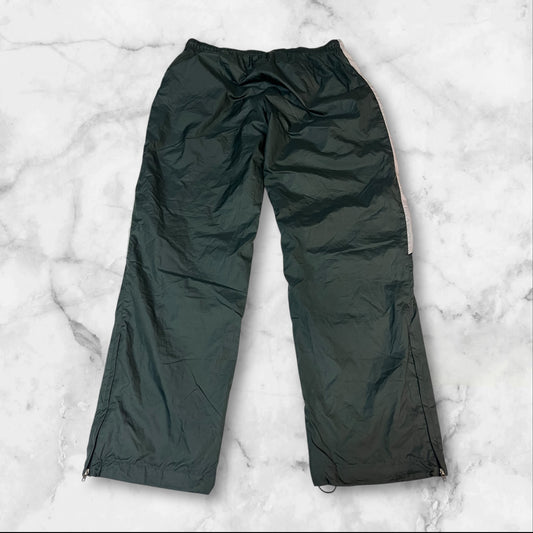 Entdecke unsere Vintage Track Pants von Nike und anderen Marken, erhältlich bei Valuxery.de - Dein Shop für trendige Vintage - Kleidung. Unsere Track Pants sind aus hochwertigen Materialien und