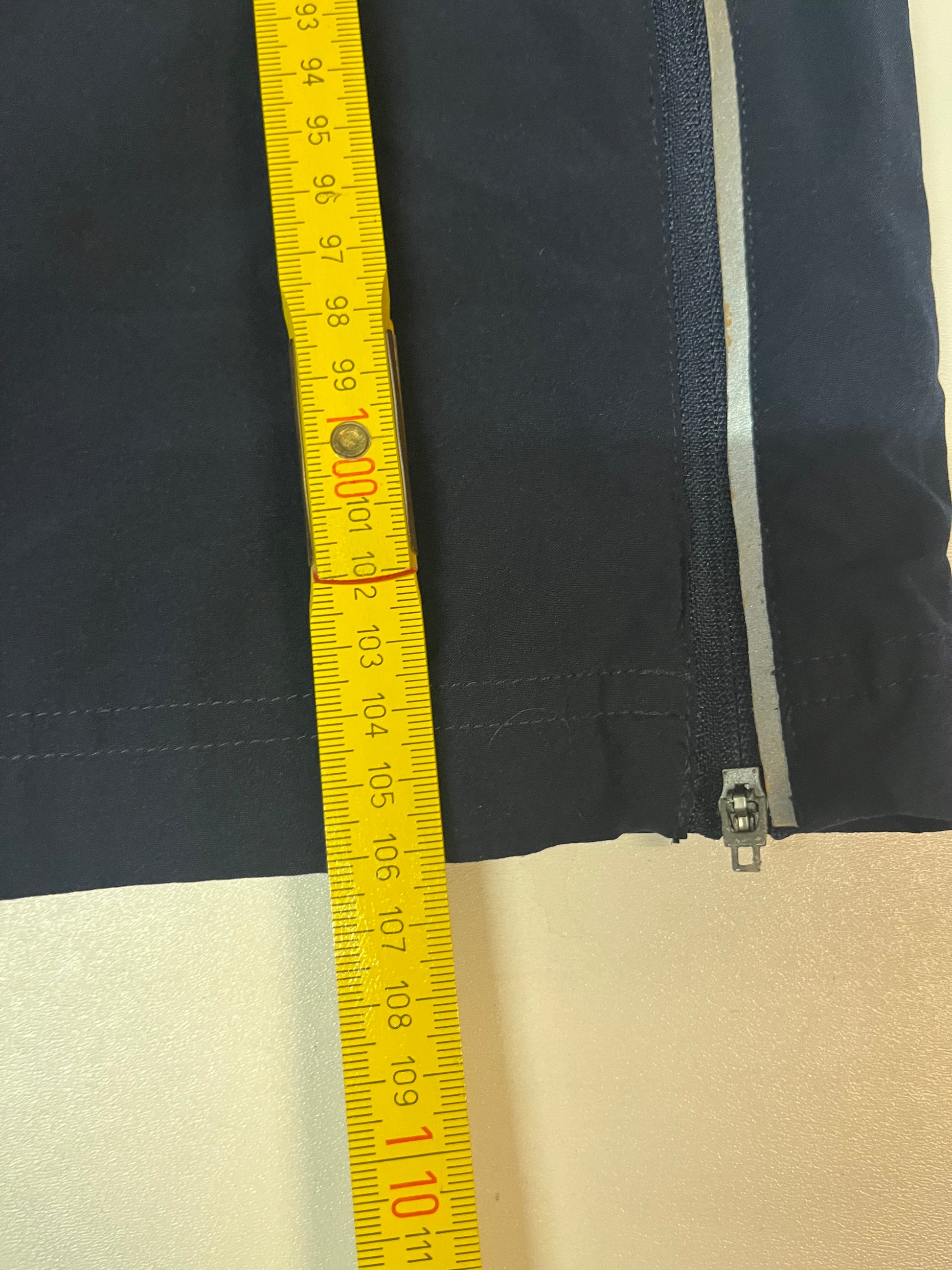 Entdecke unsere Vintage Track Pants von Nike und anderen Marken, erhältlich bei Valuxery.de - Dein Shop für trendige Vintage - Kleidung. Unsere Track Pants sind aus hochwertigen Materialien und