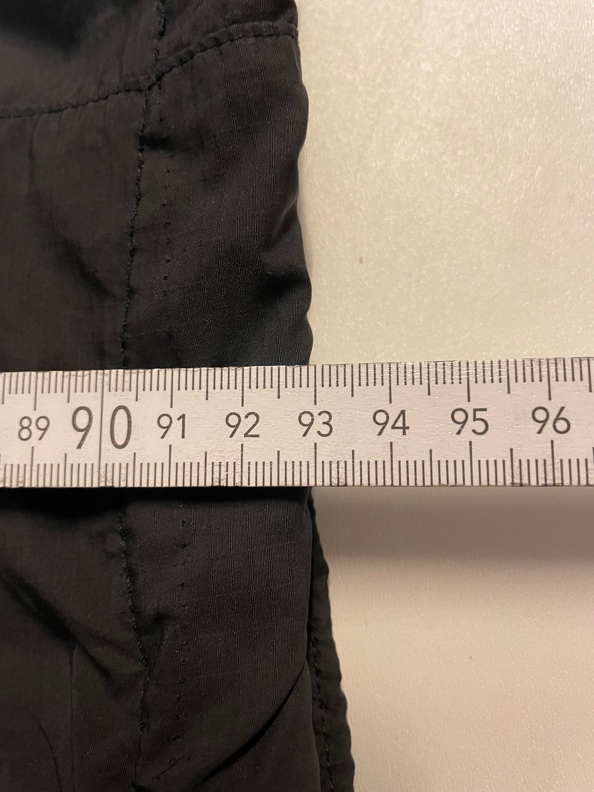 Entdecke unsere Vintage Track Pants von Nike und anderen Marken, erhältlich bei Valuxery.de - Dein Shop für trendige Vintage - Kleidung. Unsere Track Pants sind aus hochwertigen Materialien und