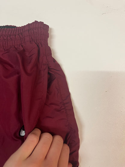 Entdecke unsere Vintage Track Pants von Nike und anderen Marken, erhältlich bei Valuxery.de - Dein Shop für trendige Vintage - Kleidung. Unsere Track Pants sind aus hochwertigen Materialien und