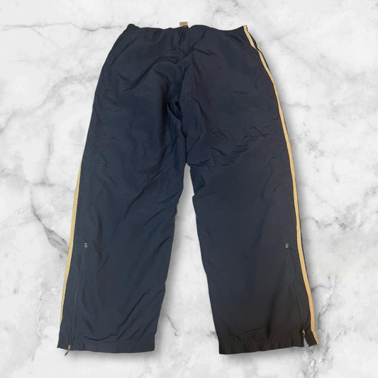 Entdecke unsere Vintage Track Pants von Nike und anderen Marken, erhältlich bei Valuxery.de - Dein Shop für trendige Vintage - Kleidung. Unsere Track Pants sind aus hochwertigen Materialien und