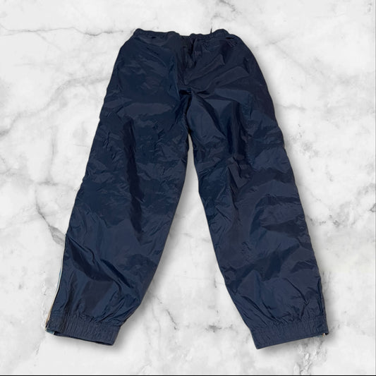 Entdecke unsere Vintage Track Pants von Nike und anderen Marken, erhältlich bei Valuxery.de - Dein Shop für trendige Vintage - Kleidung. Unsere Track Pants sind aus hochwertigen Materialien und