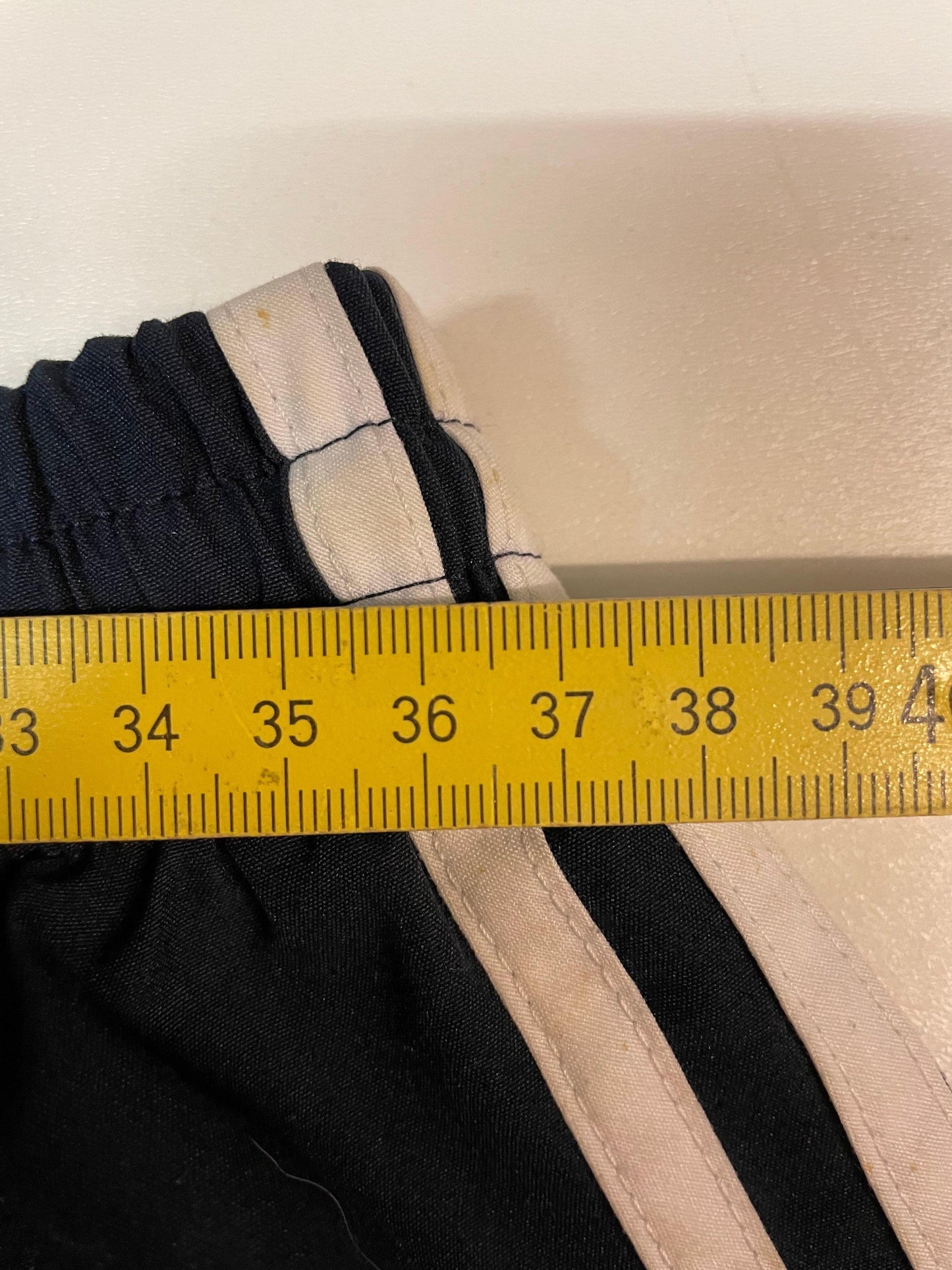 Entdecke unsere Vintage Track Pants von Nike und anderen Marken, erhältlich bei Valuxery.de - Dein Shop für trendige Vintage - Kleidung. Unsere Track Pants sind aus hochwertigen Materialien und