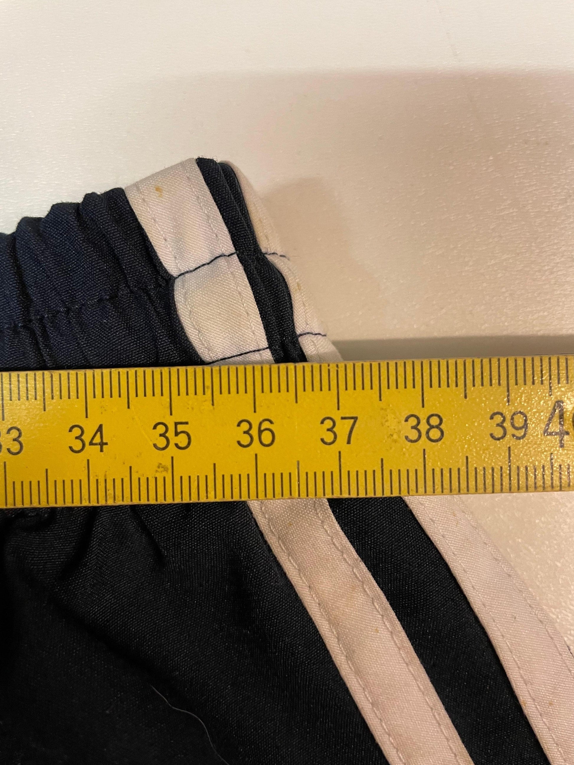 Entdecke unsere Vintage Track Pants von Nike und anderen Marken, erhältlich bei Valuxery.de - Dein Shop für trendige Vintage - Kleidung. Unsere Track Pants sind aus hochwertigen Materialien und