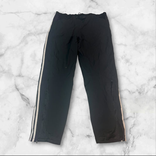 Entdecke unsere Vintage Track Pants von Nike und anderen Marken, erhältlich bei Valuxery.de - Dein Shop für trendige Vintage - Kleidung. Unsere Track Pants sind aus hochwertigen Materialien und