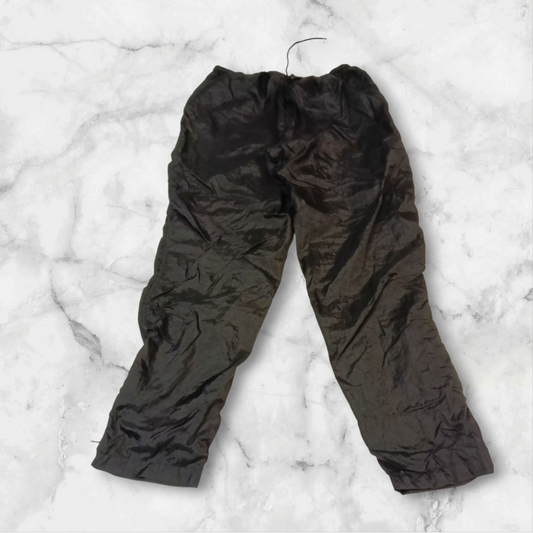 Entdecke unsere Vintage Track Pants von Nike und anderen Marken, erhältlich bei Valuxery.de - Dein Shop für trendige Vintage - Kleidung. Unsere Track Pants sind aus hochwertigen Materialien und