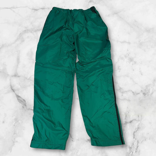 Entdecke unsere Vintage Track Pants von Nike und anderen Marken, erhältlich bei Valuxery.de - Dein Shop für trendige Vintage - Kleidung. Unsere Track Pants sind aus hochwertigen Materialien und