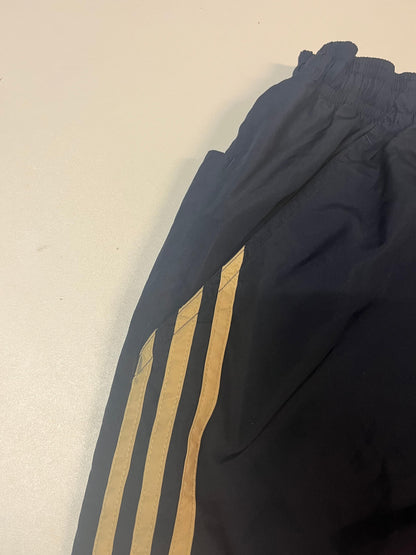 Entdecke unsere Vintage Track Pants von Nike und anderen Marken, erhältlich bei Valuxery.de - Dein Shop für trendige Vintage - Kleidung. Unsere Track Pants sind aus hochwertigen Materialien und