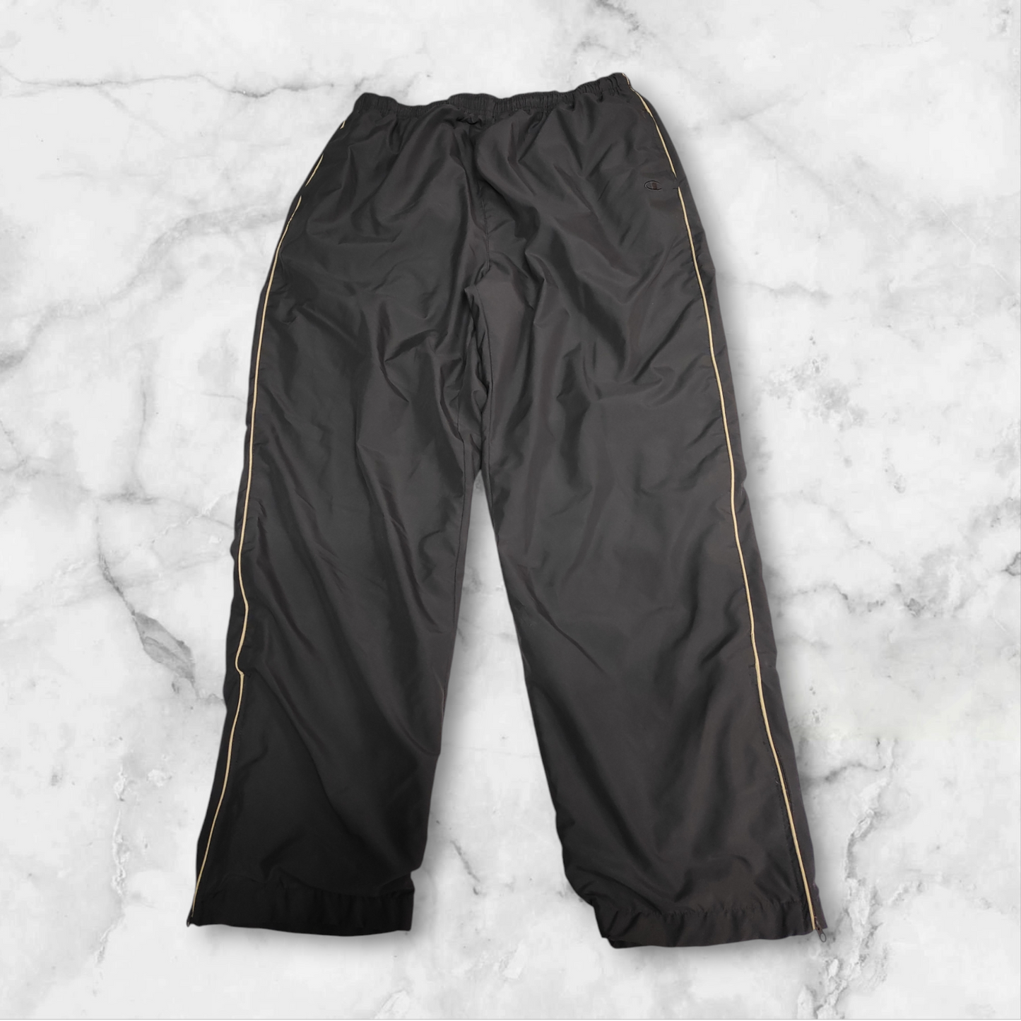 Entdecke unsere Vintage Track Pants von Nike und anderen Marken, erhältlich bei Valuxery.de - Dein Shop für trendige Vintage - Kleidung. Unsere Track Pants sind aus hochwertigen Materialien und