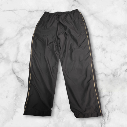 Entdecke unsere Vintage Track Pants von Nike und anderen Marken, erhältlich bei Valuxery.de - Dein Shop für trendige Vintage - Kleidung. Unsere Track Pants sind aus hochwertigen Materialien und