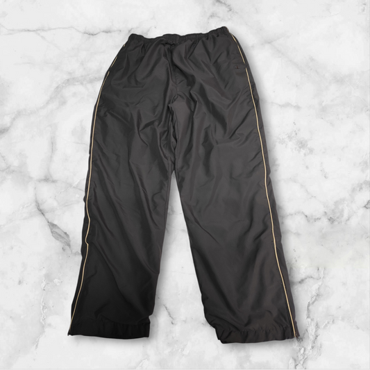 Entdecke unsere Vintage Track Pants von Nike und anderen Marken, erhältlich bei Valuxery.de - Dein Shop für trendige Vintage - Kleidung. Unsere Track Pants sind aus hochwertigen Materialien und