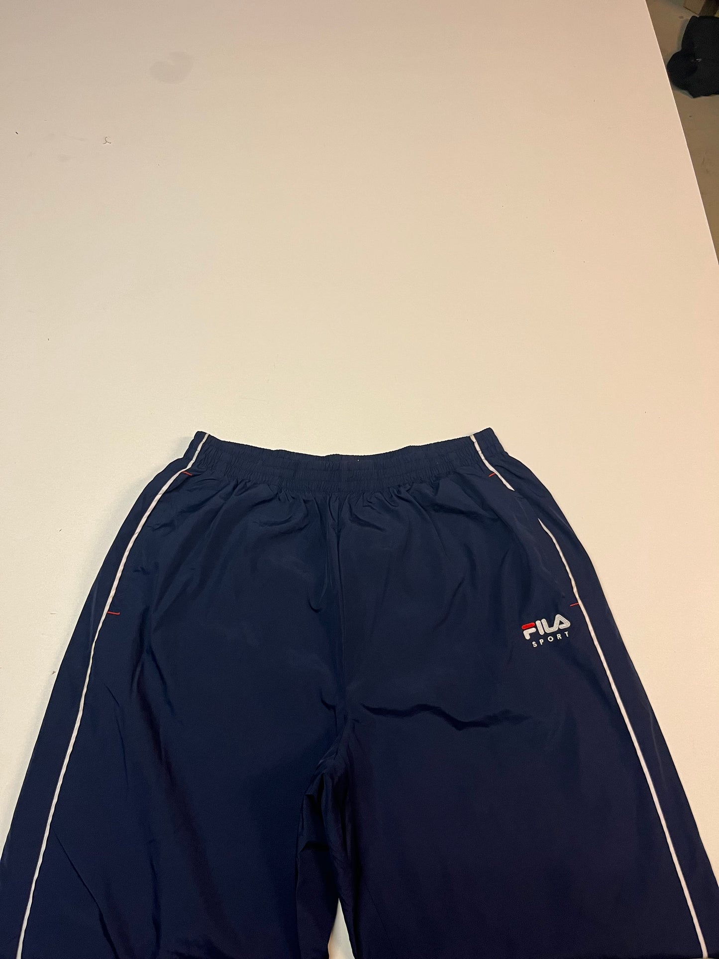 Entdecke unsere Vintage Track Pants von Nike und anderen Marken, erhältlich bei Valuxery.de - Dein Shop für trendige Vintage - Kleidung. Unsere Track Pants sind aus hochwertigen Materialien und