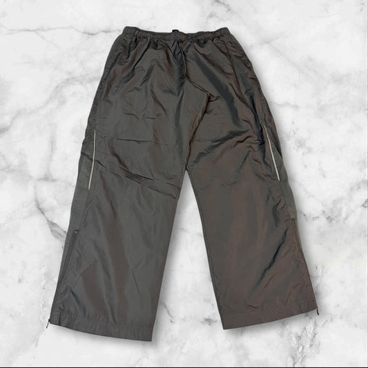 Entdecke unsere Vintage Track Pants von Nike und anderen Marken, erhältlich bei Valuxery.de - Dein Shop für trendige Vintage - Kleidung. Unsere Track Pants sind aus hochwertigen Materialien und