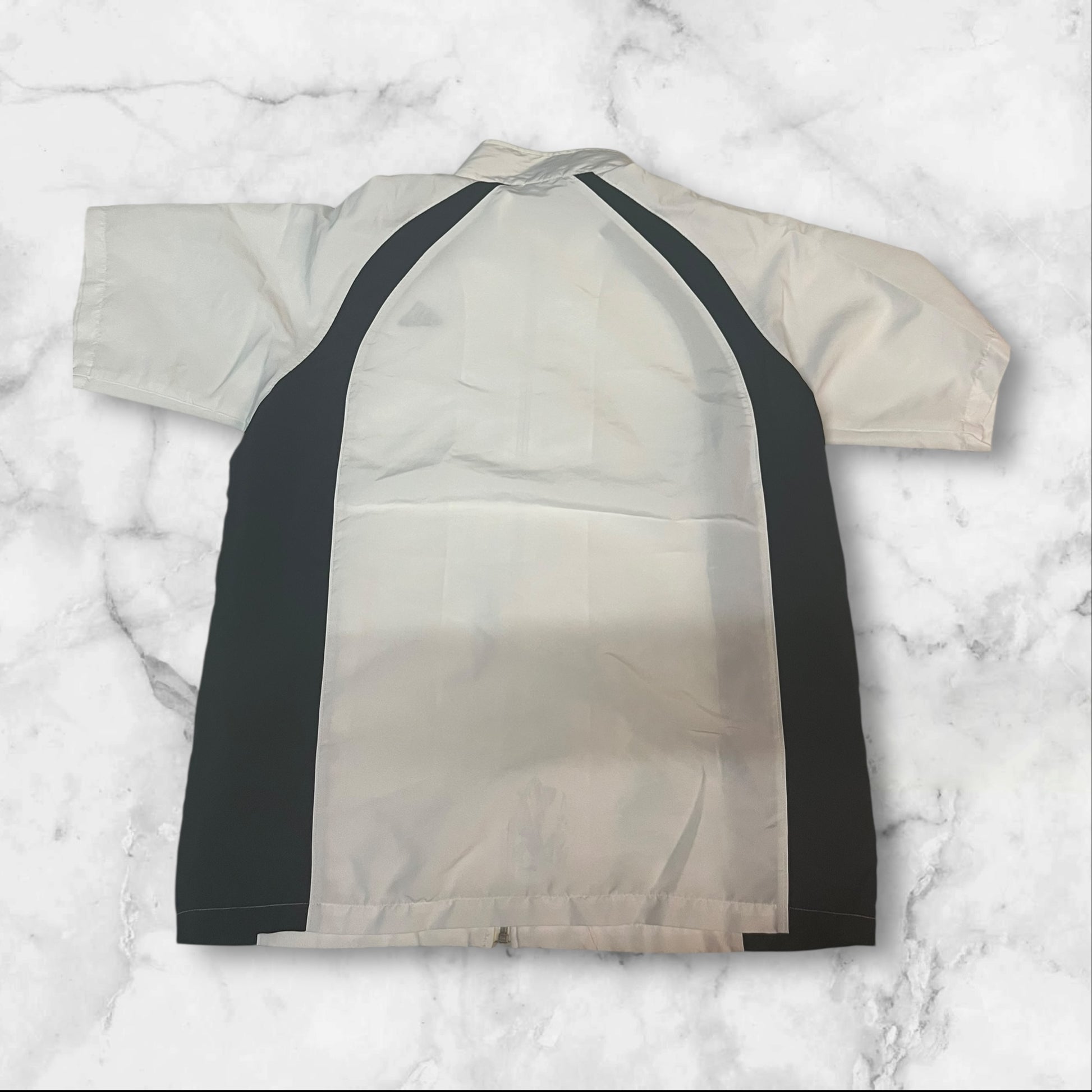 Entdecke unsere Vintage Track Pants von Nike und anderen Marken, erhältlich bei Valuxery.de - Dein Shop für trendige Vintage - Kleidung. Unsere Track Pants sind aus hochwertigen Materialien und
