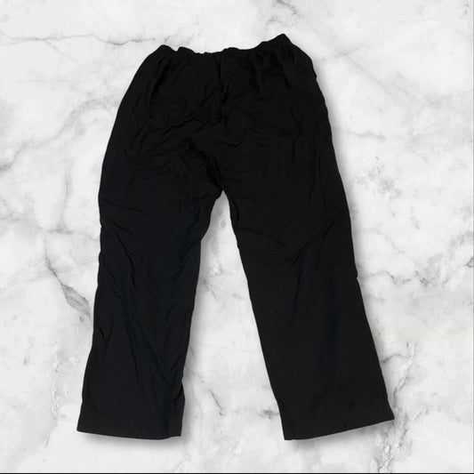 Entdecke unsere Vintage Track Pants von Nike und anderen Marken, erhältlich bei Valuxery.de - Dein Shop für trendige Vintage - Kleidung. Unsere Track Pants sind aus hochwertigen Materialien und