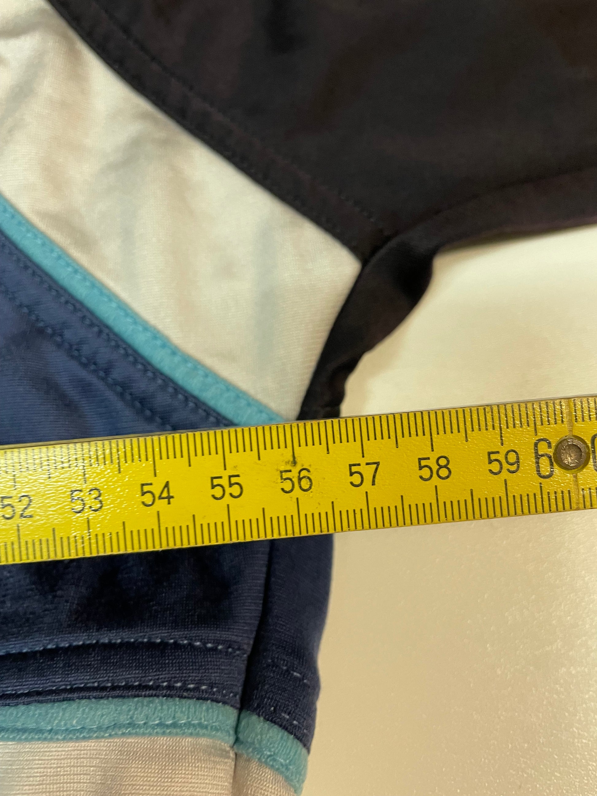 Entdecke unsere Vintage Track Pants von Nike und anderen Marken, erhältlich bei Valuxery.de - Dein Shop für trendige Vintage - Kleidung. Unsere Track Pants sind aus hochwertigen Materialien und
