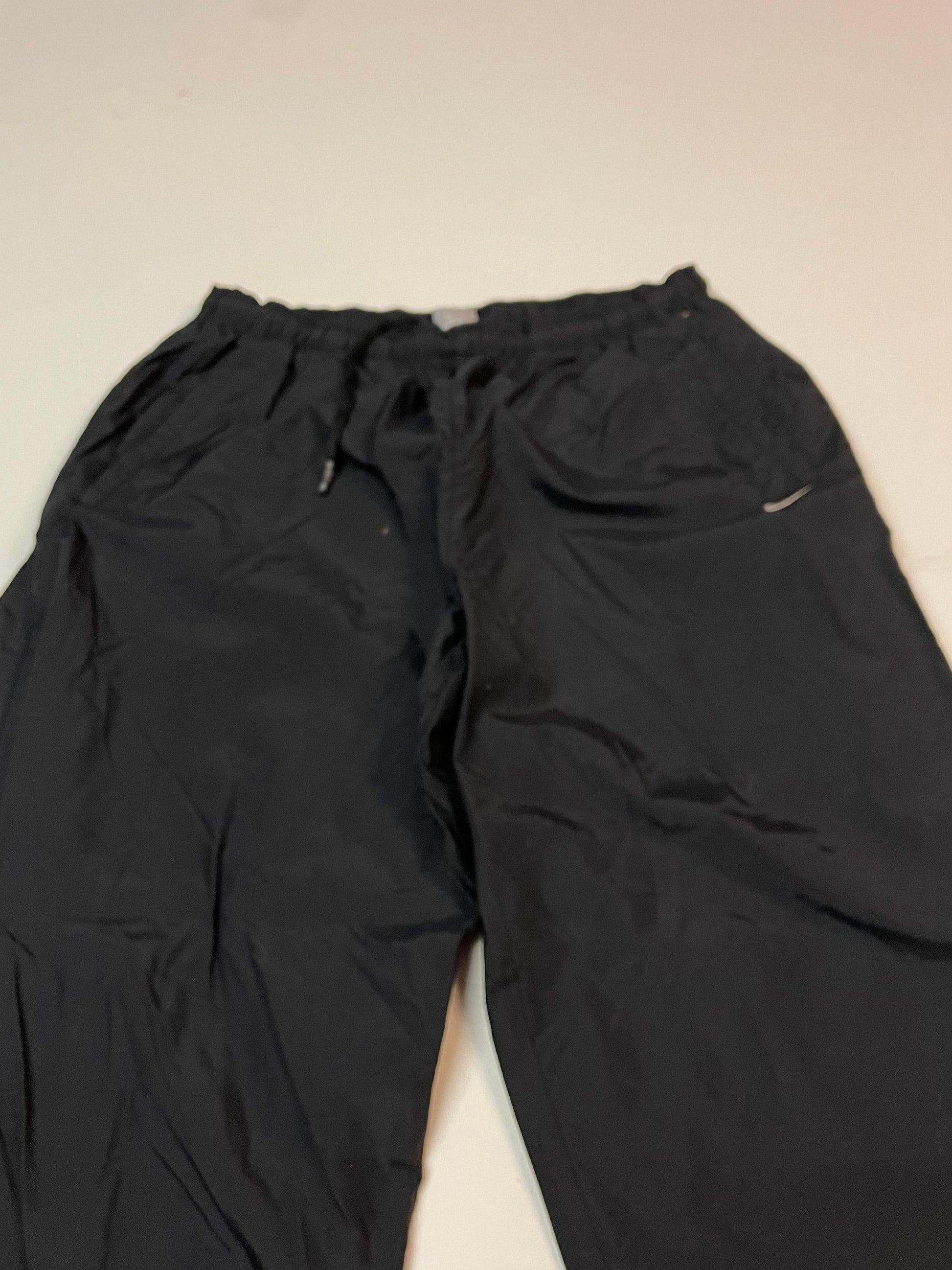 Entdecke unsere Vintage Track Pants von Nike und anderen Marken, erhältlich bei Valuxery.de - Dein Shop für trendige Vintage - Kleidung. Unsere Track Pants sind aus hochwertigen Materialien und