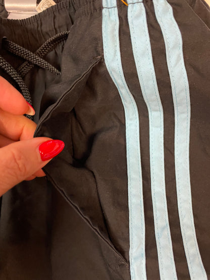 Entdecke unsere Vintage Track Pants von Nike und anderen Marken, erhältlich bei Valuxery.de - Dein Shop für trendige Vintage - Kleidung. Unsere Track Pants sind aus hochwertigen Materialien und