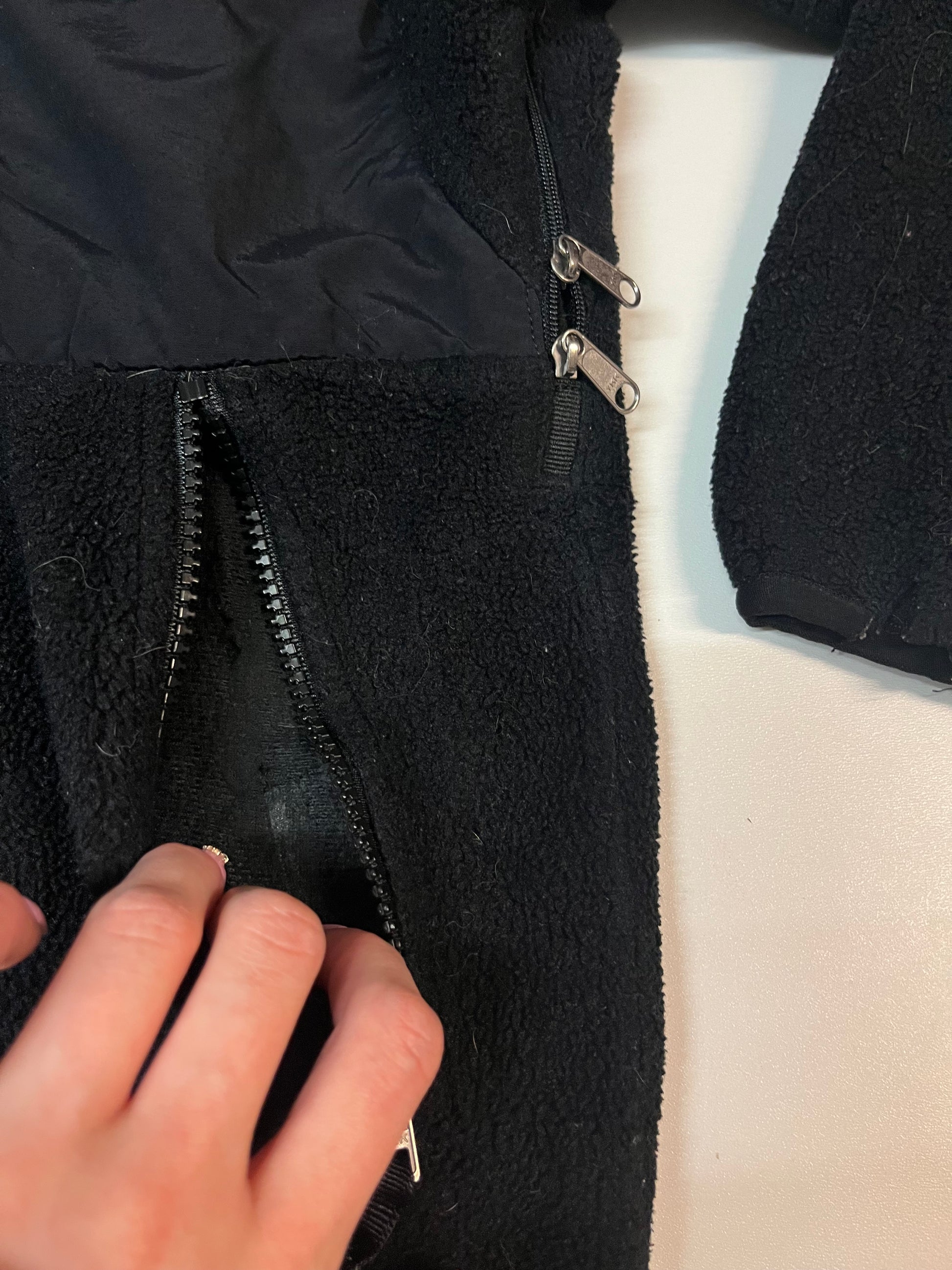 Entdecke unsere Vintage Track Pants von Nike und anderen Marken, erhältlich bei Valuxery.de - Dein Shop für trendige Vintage - Kleidung. Unsere Track Pants sind aus hochwertigen Materialien und