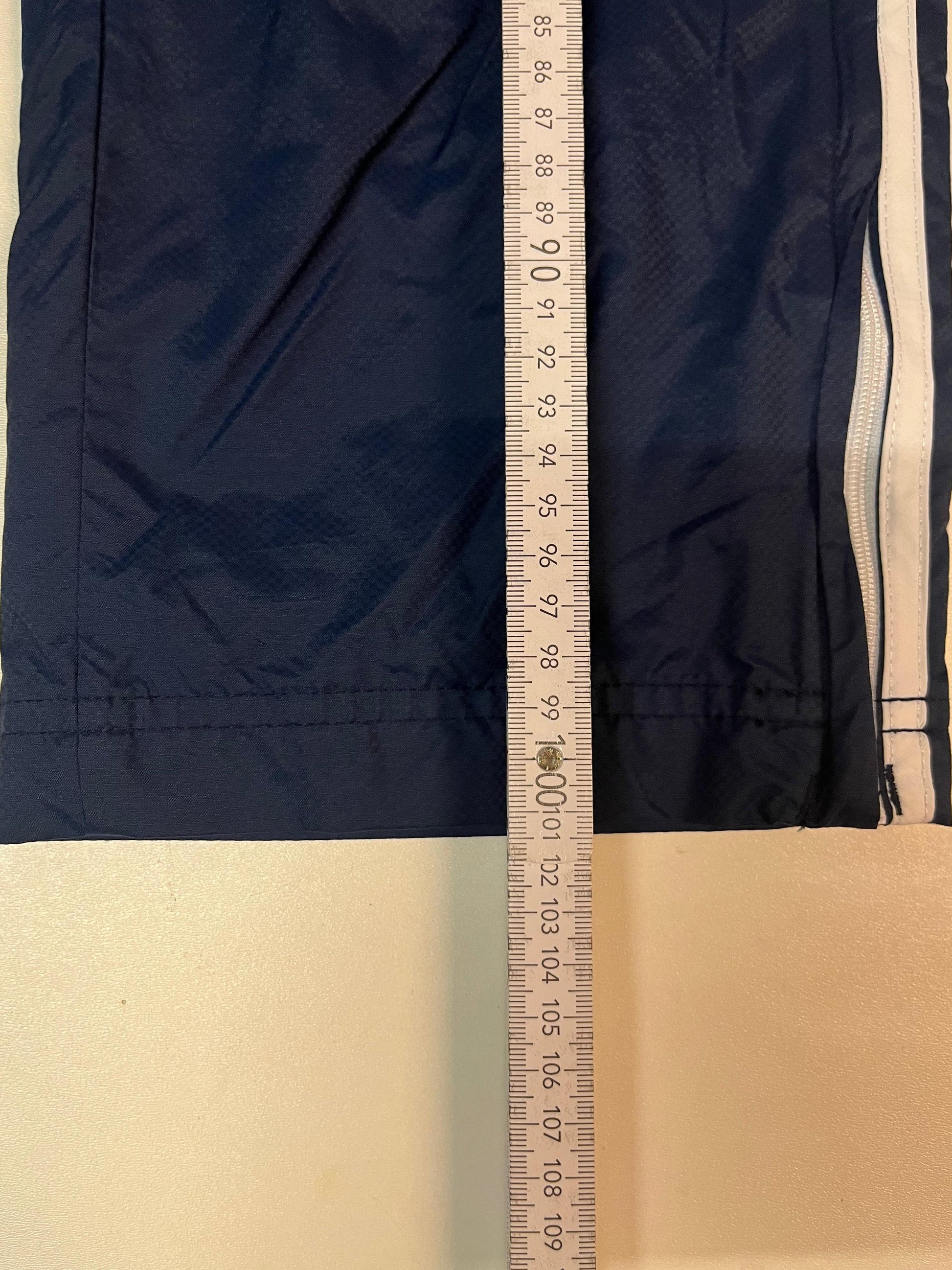 Entdecke unsere Vintage Track Pants von Nike und anderen Marken, erhältlich bei Valuxery.de - Dein Shop für trendige Vintage - Kleidung. Unsere Track Pants sind aus hochwertigen Materialien und